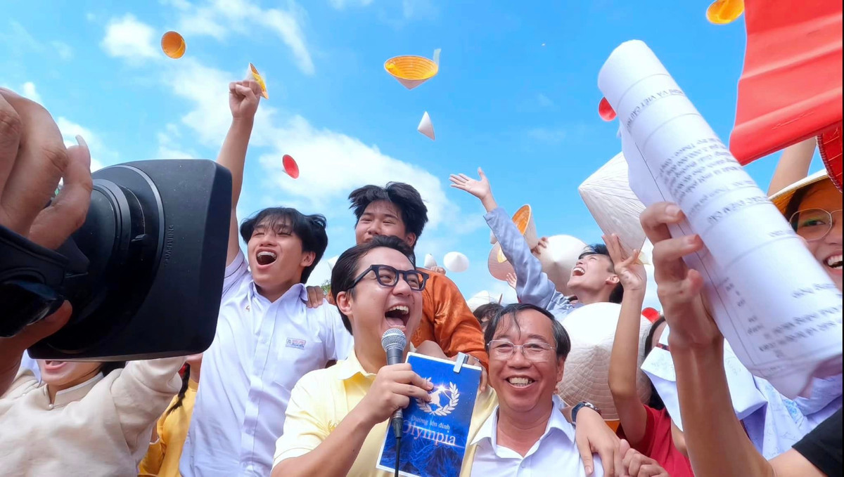 Tại Chung kết Đường lên đỉnh Olympia năm thứ 24, MC Sơn Lâm có mặt ở điểm cầu Quảng trường Ngọ Môn (Huế). Chiến thắng của Võ Quang Phú Đức (THPT chuyên Quốc học - Huế) đã giúp nam MC nối dài thành tích "dẫn đâu thắng đó" với 2 lần liên tiếp. Ảnh: FB Dương Sơn Lâm