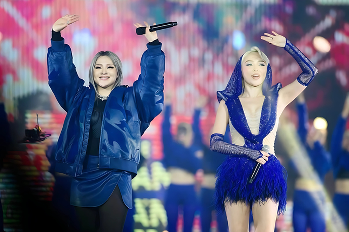 Tóc Tiên chung khung hình với CL (2NE1) trên sân khấu trong một sự kiện âm nhạc. Ảnh: FB Tóc Tiên