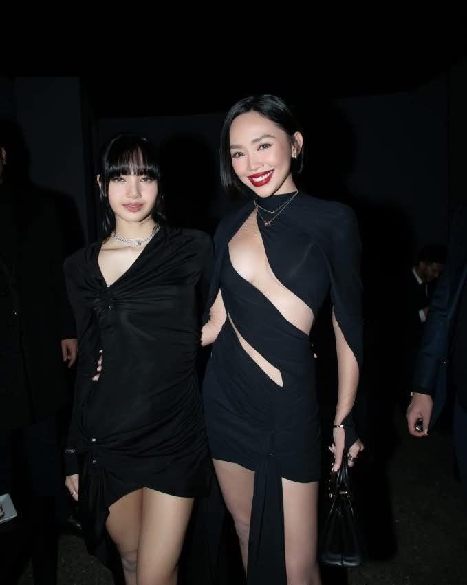 Ca sĩ Tóc Tiên gây chú ý với những lần xuất hiện bên cạnh các ngôi sao quốc tế đình đám. Vào tháng 3 năm nay, nữ ca sĩ gây sốt với bức ảnh chụp cùng Lisa (BLACKPINK) tại một sự kiện ở Hàn Quốc. Ảnh: FB Tóc Tiên