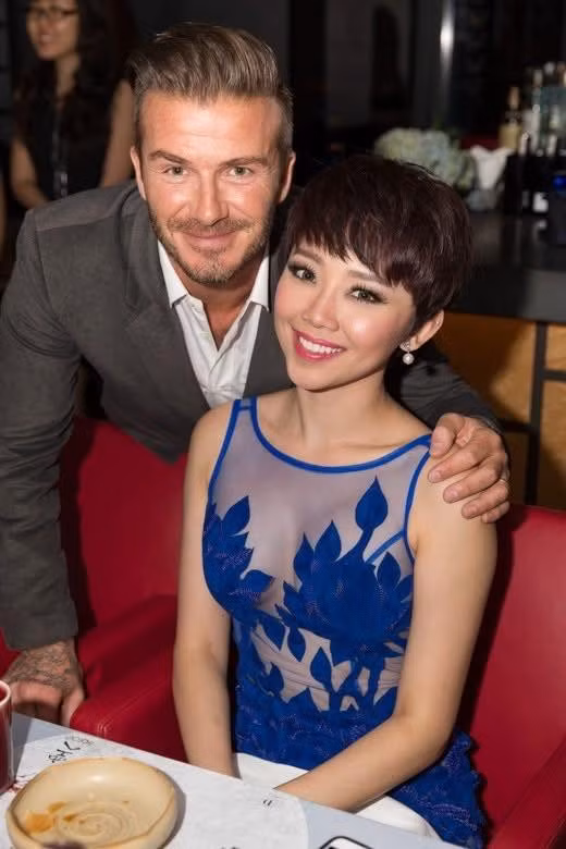 Nữ ca sĩ cũng có dịp chụp hình chung cùng siêu sao bóng đá David Beckham. Ảnh: Saostar