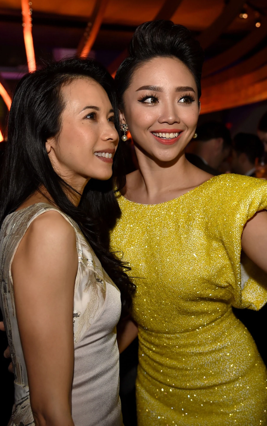 Tóc Tiên làm quen và chụp ảnh cùng diễn viên Hong Kong Mạc Văn Úy. Ảnh: ZNews