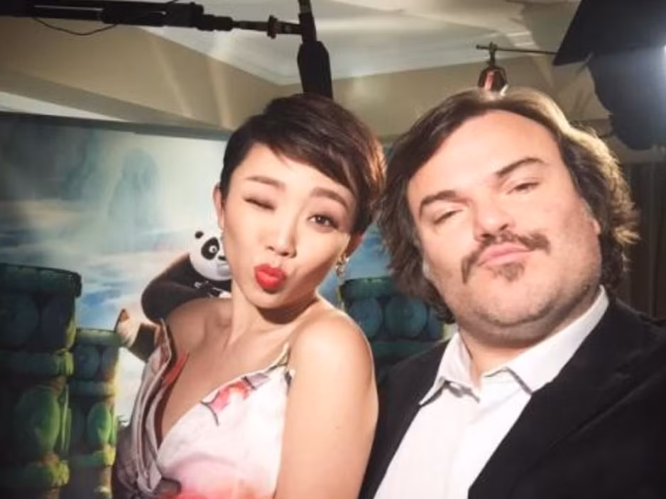 Trong chuỗi sự kiện quảng bá bộ phim "Kung Fu Panda 3", Tóc Tiên là đại diện Việt Nam phỏng vấn các nghệ sĩ trong phim. Cô cho biết Mr Dustin Hoffman đã dành cho cô lời khen có cánh, cho rằng đây là cuộc phỏng vấn tuyệt vời nhất. Ảnh: Saostar