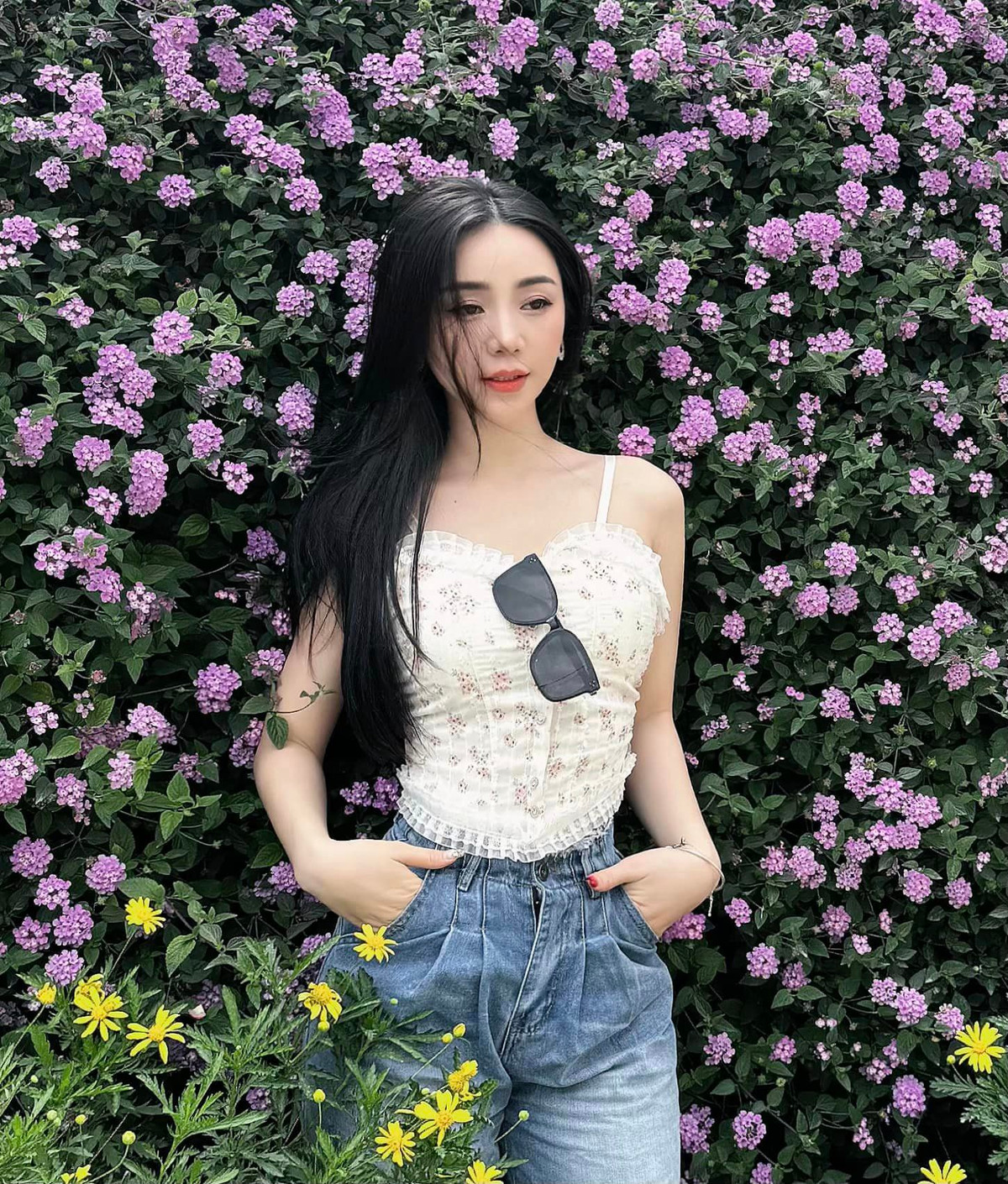 Quỳnh Kool luôn biết chọn trang phục sao cho tôn lên vẻ đẹp, điểm mạnh hình thể của mình. Ảnh: FBNV