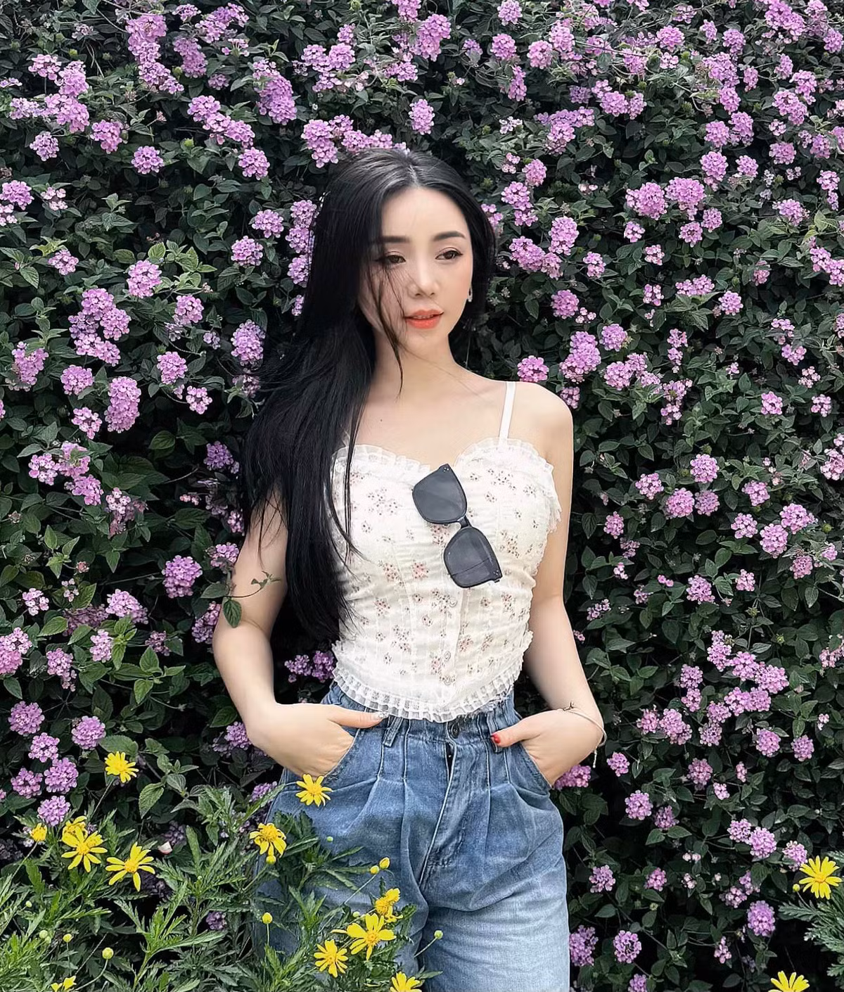 Quỳnh Kool luôn biết chọn trang phục sao cho tôn lên vẻ đẹp, điểm mạnh hình thể của mình. Ảnh: FBNV