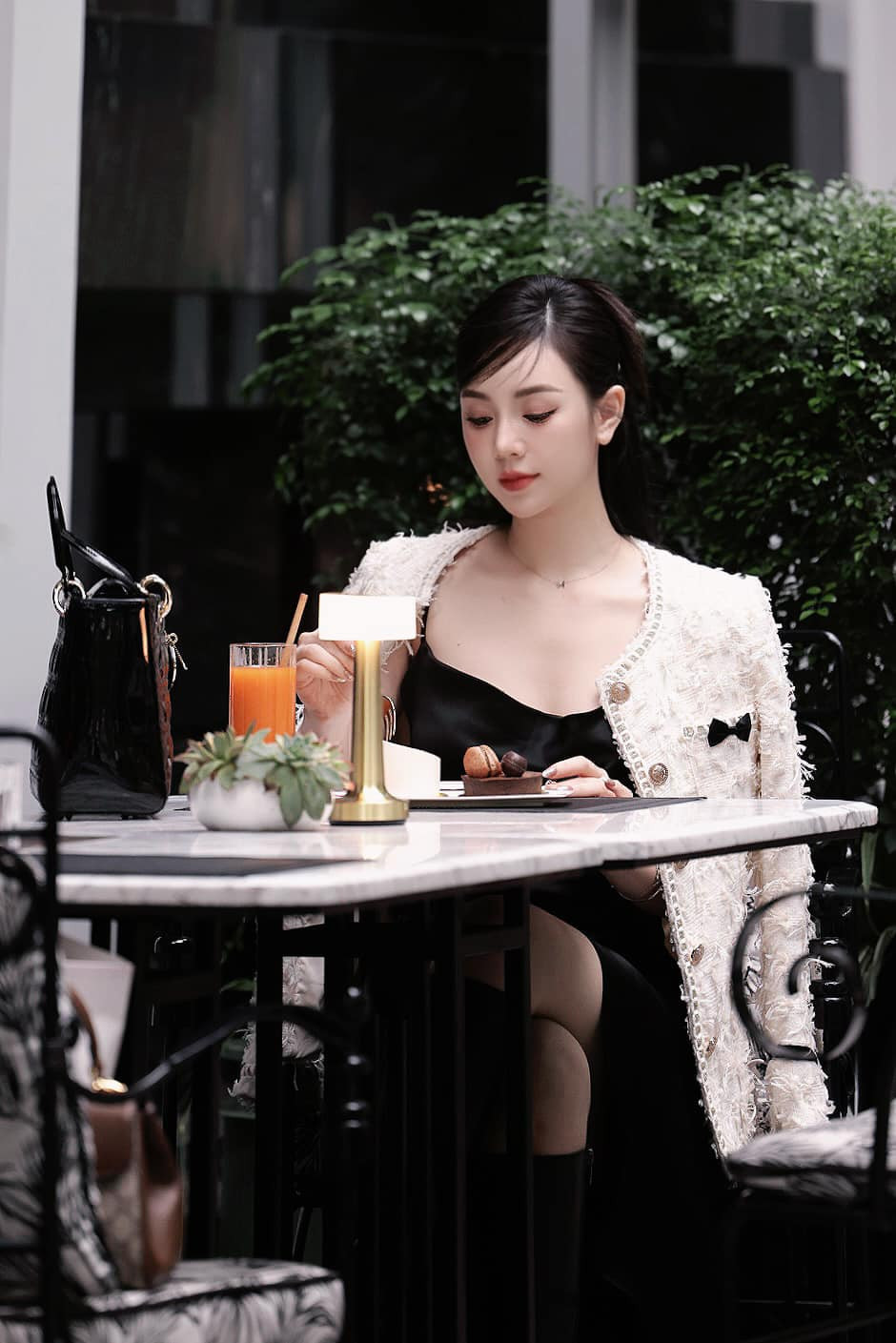 Diễn viên Quỳnh Kool khiến người đối diện phải "mắt tròn mắt dẹt" vì cách lên đồ cực kỳ gợi cảm trong những hình ảnh mới. Ảnh: FBNV