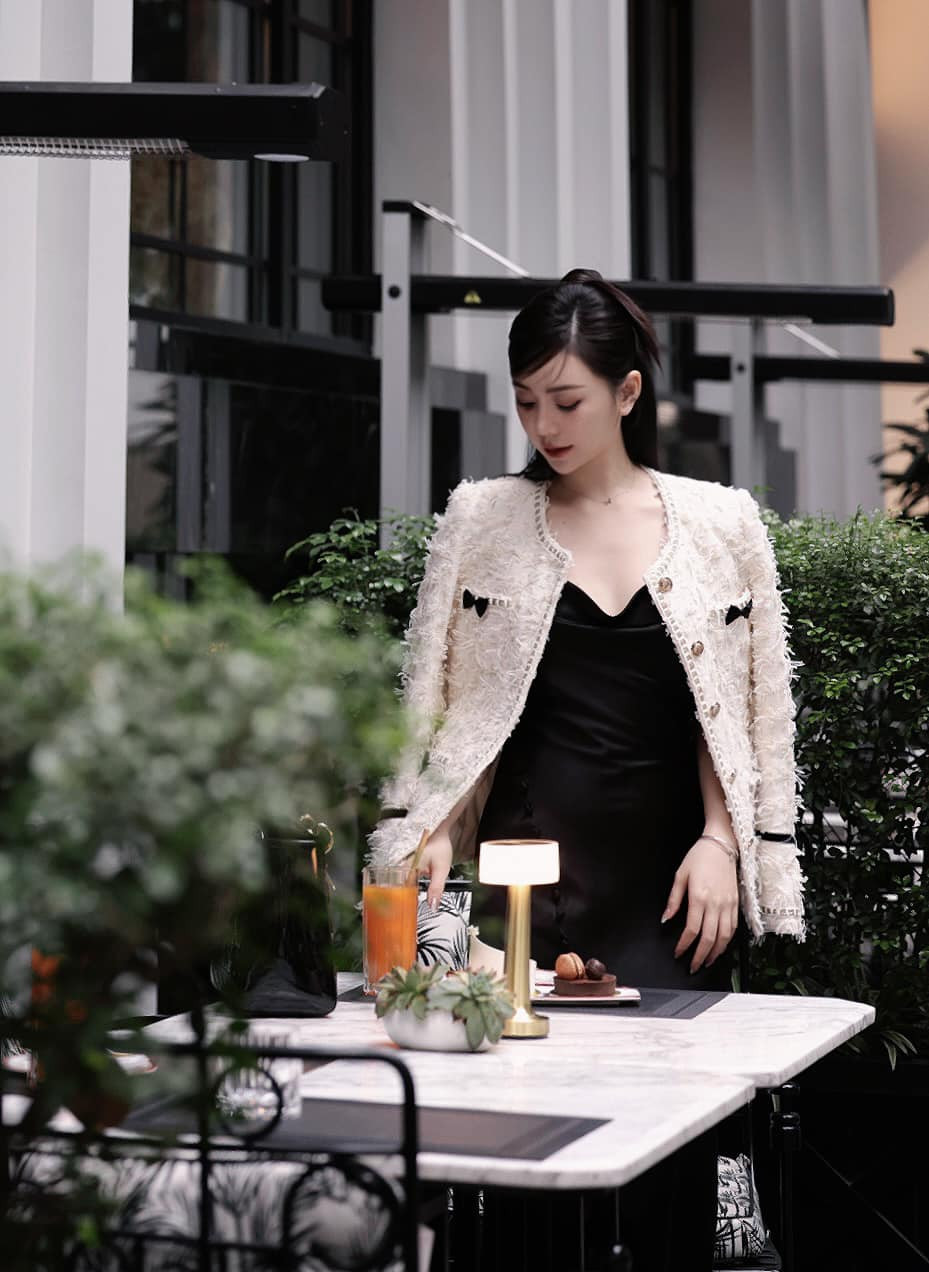 Không còn hình ảnh thanh lịch của cô giáo Nguyệt, Quỳnh Kool ngoài đời sở hữu thần thái sang chảnh, khí chất ngời ngời khó ai sánh bằng. Ảnh: FBNV