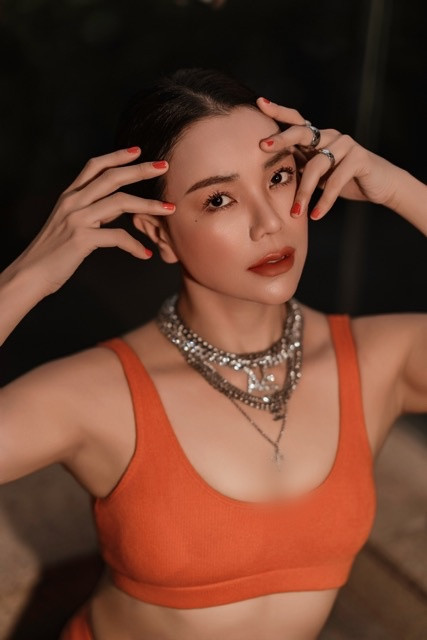 Bà mẹ một con thường xuyên diện trang phục bó sát khoe vòng 3 căng đét. Cô từng bị nghi dao kéo vòng 3 vì số đo khủng.