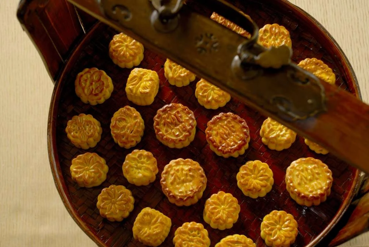 Là cái nôi của bánh Trung thu, Trung Quốc sở hữu vô vàn loại bánh với hương vị khác nhau. Bánh trung thu Trung Quốc thường có hình tròn, tượng trưng cho sự đoàn viên và được trang trí cầu kỳ. Nhân bánh phổ biến bao gồm đậu xanh, hạt sen, trứng muối, thịt xông khói...Ảnh: Z News