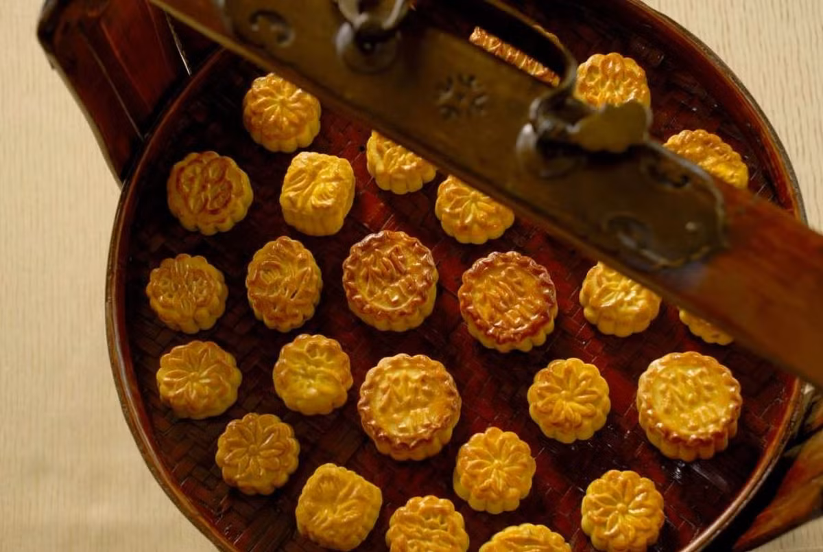 Là cái nôi của bánh Trung thu, Trung Quốc sở hữu vô vàn loại bánh với hương vị khác nhau. Bánh trung thu Trung Quốc thường có hình tròn, tượng trưng cho sự đoàn viên và được trang trí cầu kỳ. Nhân bánh phổ biến bao gồm đậu xanh, hạt sen, trứng muối, thịt xông khói...Ảnh: Z News