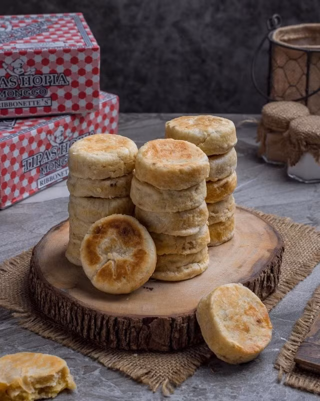 Bánh Trung thu của Philippines rất phong phú, loại bánh đặc biệt nhất có tên gọi hopia. Nhân bánh hopia phổ biến là đậu xanh, khoai môn, đậu đỏ, khoai lang tím, sầu riêng hoặc thịt lợn. Loại bánh nướng này có lớp vỏ mỏng, xốp giòn. Ảnh: whattoeatph