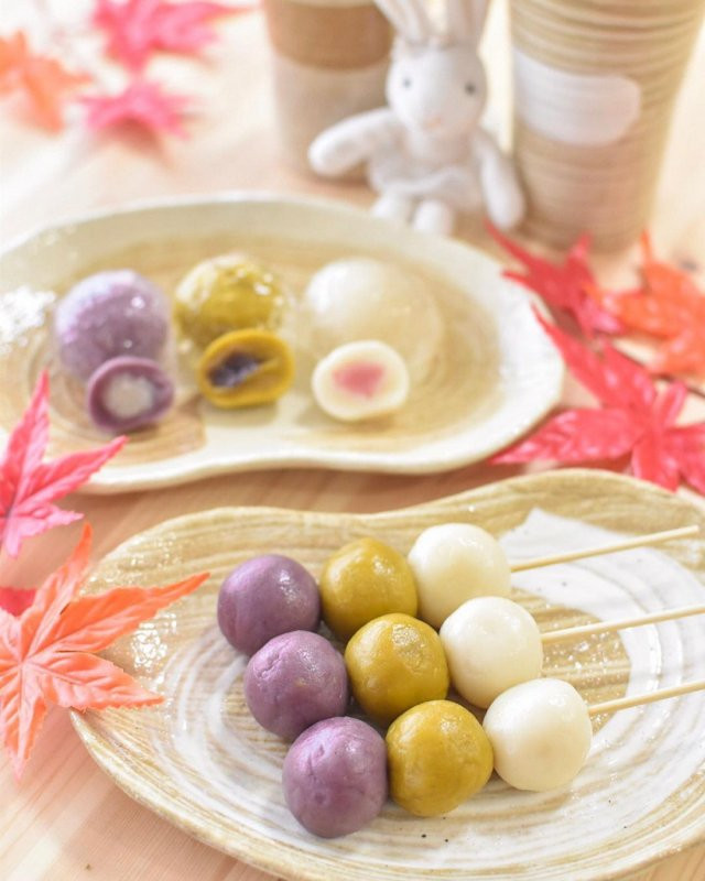Tsukimi dango là loại bánh truyền thống của Nhật Bản thường được ăn vào ngày Tết Trung thu. Trung thu của người Nhật một năm được tổ chức hai lần. Lần thứ nhất chính là lễ Zyuyoga vào ngày 15/8 âm lịch, lần thứ 2 sau đó 1 tháng, ngày 13/9 âm lịch. Dango làm từ bột gạo, tương tự bánh mochi nổi tiếng. Ảnh: Yuni_sweets