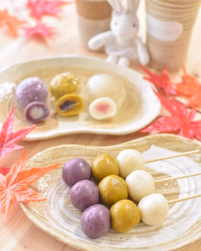 Tsukimi dango là loại bánh truyền thống của Nhật Bản thường được ăn vào ngày Tết Trung thu. Trung thu của người Nhật một năm được tổ chức hai lần. Lần thứ nhất chính là lễ Zyuyoga vào ngày 15/8 âm lịch, lần thứ 2 sau đó 1 tháng, ngày 13/9 âm lịch. Dango làm từ bột gạo, tương tự bánh mochi nổi tiếng. Ảnh: Yuni_sweets