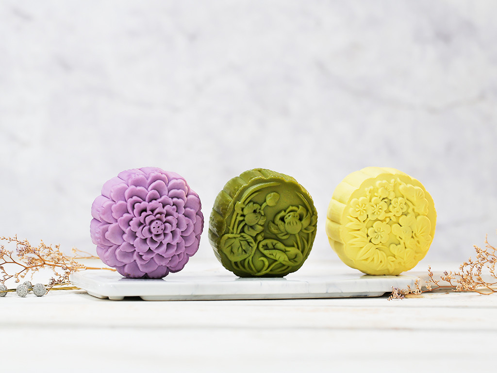 Bánh Trung thu truyền thống ở Malaysia cũng có nhiều nét tương đồng với bánh Trung thu Việt Nam, cái khác chính là vỏ bánh được làm nhiều kiểu hoa văn đầy sáng tạo. Bánh có nhiều loại nhân như sầu riêng, trà xanh, tiramisu,...Ảnh: Bách hoá Xanh