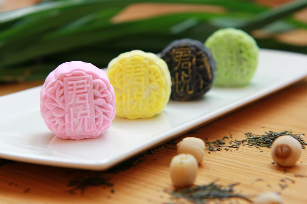 Ở Trung Quốc, nhiều người làm bánh còn cho thêm nước ép trái cây vào lớp vỏ để thêm phần màu sắc và hương vị thơm ngon hơn. Trung Quốc có lãnh thổ rộng lớn, mỗi vùng miền có các kiểu bánh khác nhau nên bánh Trung thu cũng rất đa dạng về hình dáng, màu sắc, thành phần nguyên liệu. Ảnh: Z News