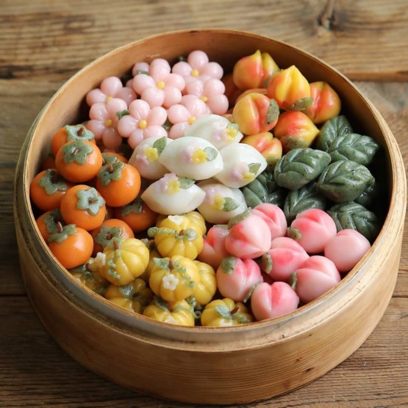 Sự đặc biệt của bánh Trung thu Hàn Quốc nằm ở hình dáng của nó - không phải hình tròn để cầu mong sự viên mãn như ở các nước khác. Theo người Hàn Quốc, trăng phải có lúc tròn lúc khuyết, cũng như cuộc sống không phải lúc nào cũng trọn vẹn, phải luôn cố gắng để đạt được sự đủ đầy đó. Ảnh: @morakmorak_