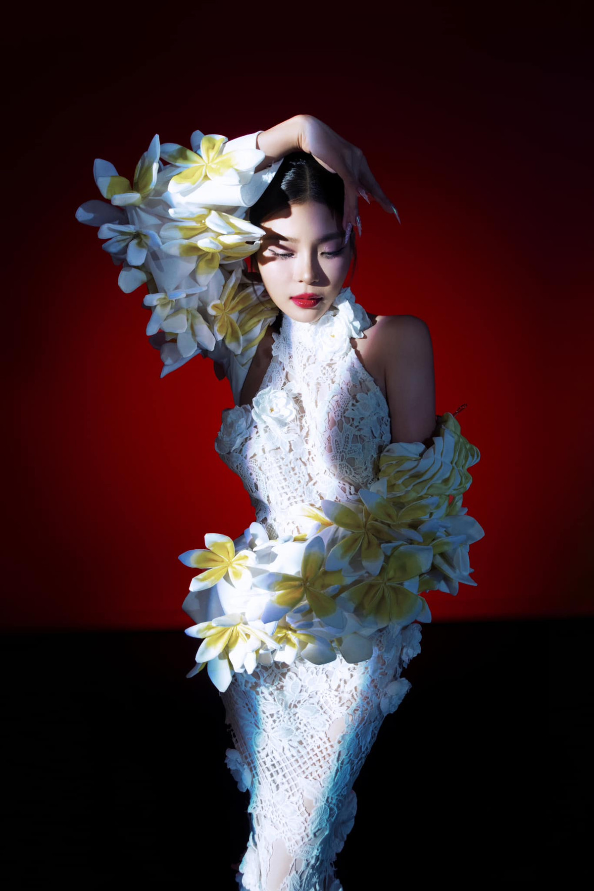 Đăng bộ ảnh mới, Thuý Diễm tâm sự: "Phụ nữ luôn như những đoá hoa dù là ở bất cứ nơi đâu". Ảnh: FB Thuý Diễm