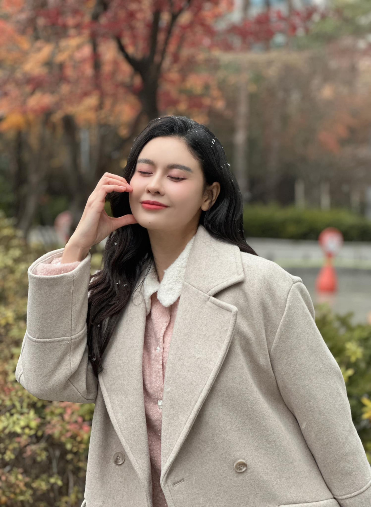 Trương Quỳnh Anh tận hưởng ngày tuyết rơi khi du lịch Hàn Quốc. Ảnh: FB Trương Quỳnh Anh