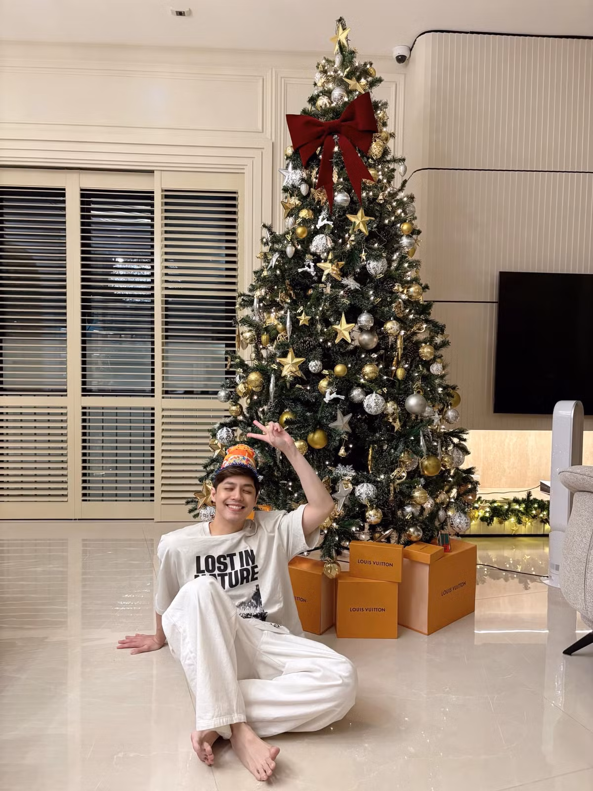 Noo Phước Thịnh tạo dáng bên cây thông Noel nhân dịp sinh nhật. Ảnh: FB Noo Phước Thịnh
