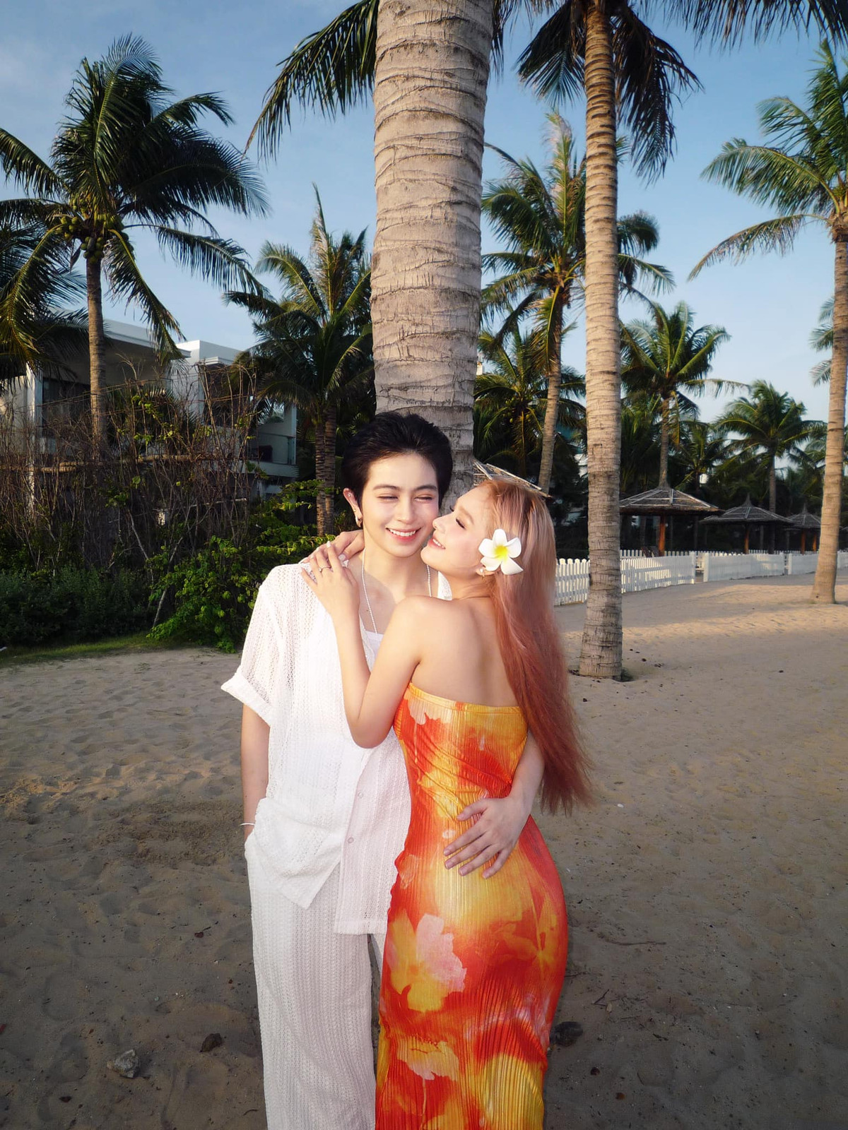 Gil Lê ôm eo, tình tứ với hot girl Xoài Non. Ảnh: FB Phạm Trang