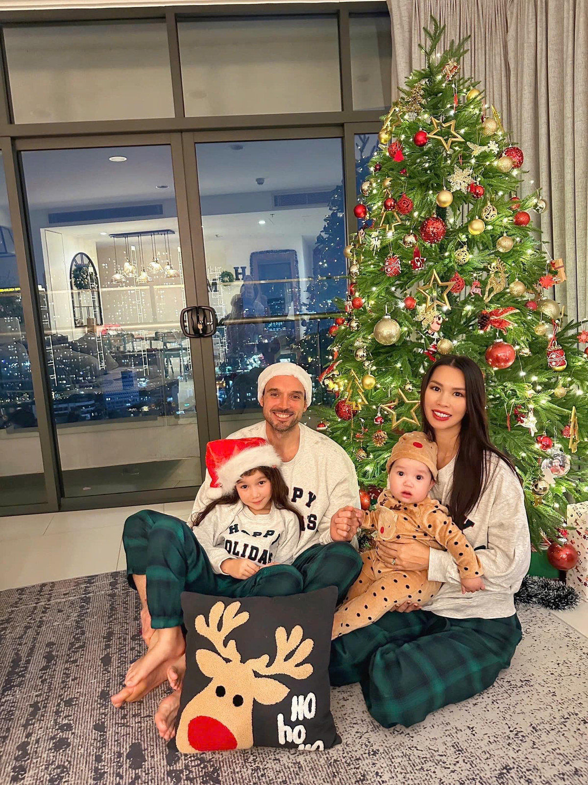 Siêu mẫu Hà Anh khoe khoảnh khắc 4 thành viên trong gia đình chụp ảnh ấm áp bên cây thông Noel. Ảnh: FB Ha Anh Vu