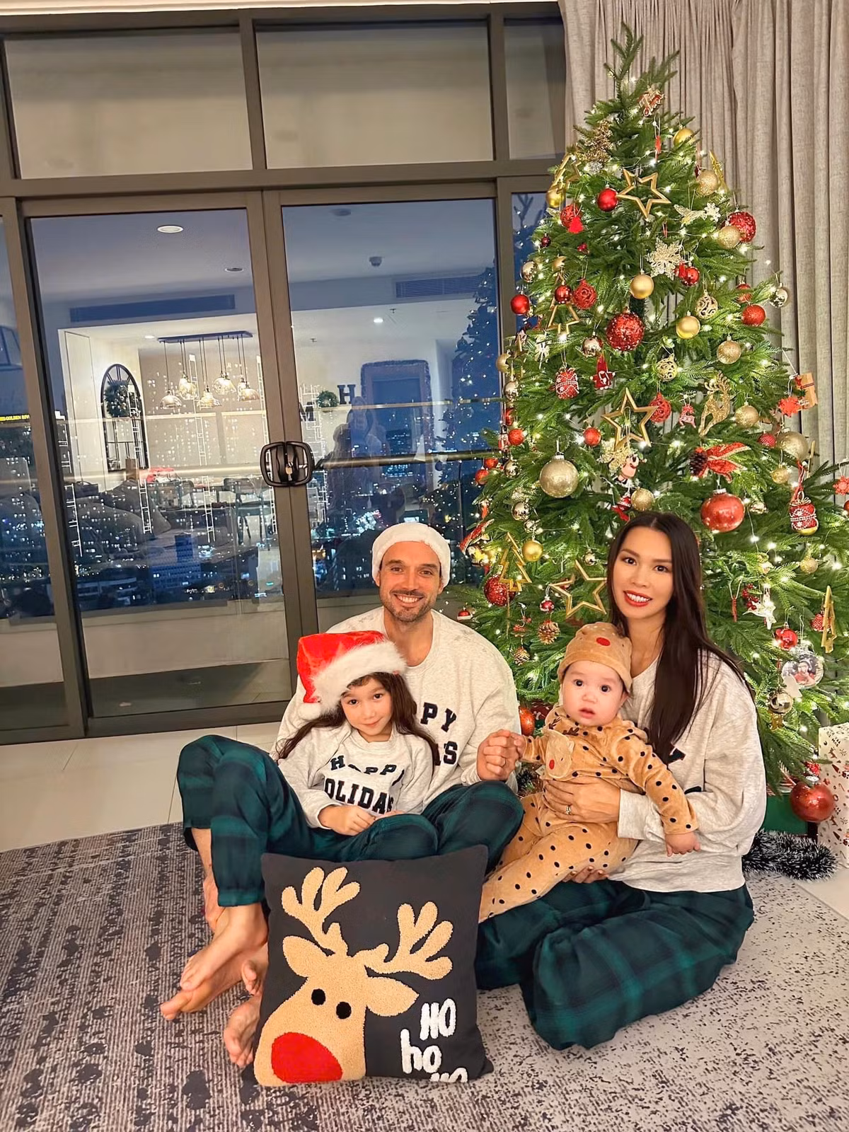 Siêu mẫu Hà Anh khoe khoảnh khắc 4 thành viên trong gia đình chụp ảnh ấm áp bên cây thông Noel. Ảnh: FB Ha Anh Vu