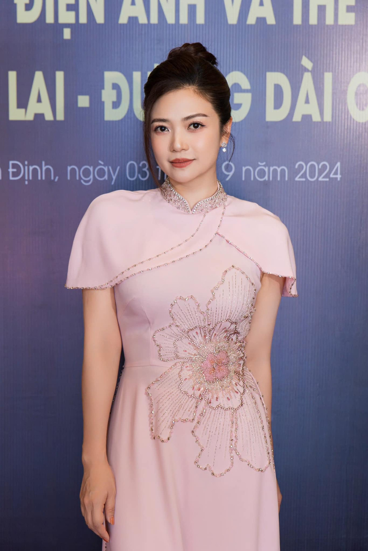 Gần hai thập kỷ trôi qua kể từ khi bộ phim "Phía trước là bầu trời" làm mưa làm gió, hình ảnh cô sinh viên Nhung xinh đẹp, dịu dàng vẫn in đậm trong lòng khán giả. Ảnh: FB Kieu Anh CT