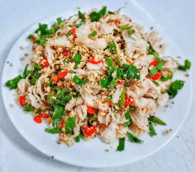 Là nguyên liệu "thượng hạng", đặc sản cá nghéo có thể được chế biến thành nhiều món ăn ngon. Có thể kể tới như gỏi cá nghéo, lẩu cá nghéo, cá nghéo hấp sả cuốn, cháo cá nghéo, cá nghéo kho nghệ, gừng hoặc mật ong, nấu chuối,... Ảnh: Phong Nha Explorer