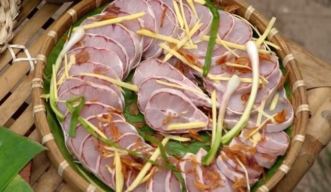 Cũng chính vì thuộc loài da nhám nên thịt cá nghéo khá tanh. Để có thể chế biến và khử mùi tanh của chúng, người ta phải ngâm cá vào nước sôi rồi cạo da. Tuy nhiên, không được ngâm quá lâu và cạo quá mạnh tay, tránh làm lớp da cá bị bong. Ngư dân cho rằng, lớp da là một trong những phần ngon nhất của loài cá này. Ảnh: Phong Nha Explorer