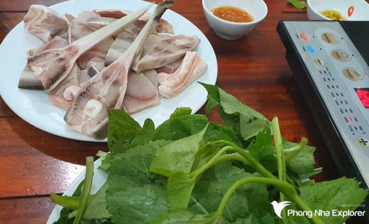 Tới Quảng Bình, thực khách không nên bỏ qua món lẩu cá nghéo. Món lẩu không chỉ thơm mùi cá, nước ngọt tự nhiên, mà thịt cá lại còn săn chắc như thịt bò. Ảnh: Phong Nha Explorer