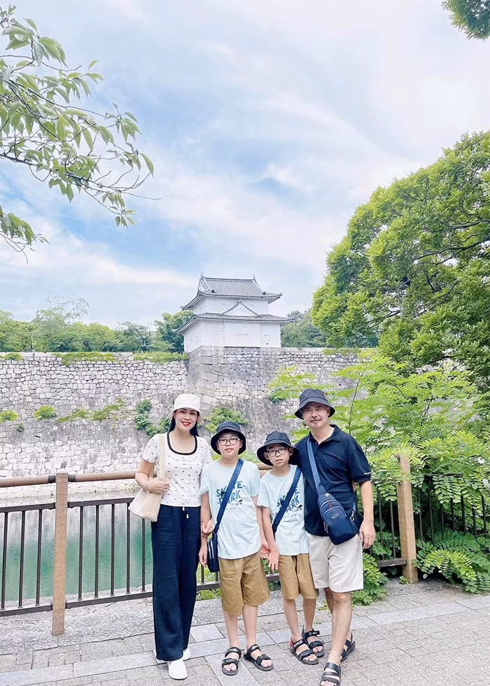 Có thời gian rảnh rỗi, vợ chồng nam diễn viên sinh năm 1975 thường đưa hai con đi du lịch. (Ảnh: FB Vĩnh Xương)