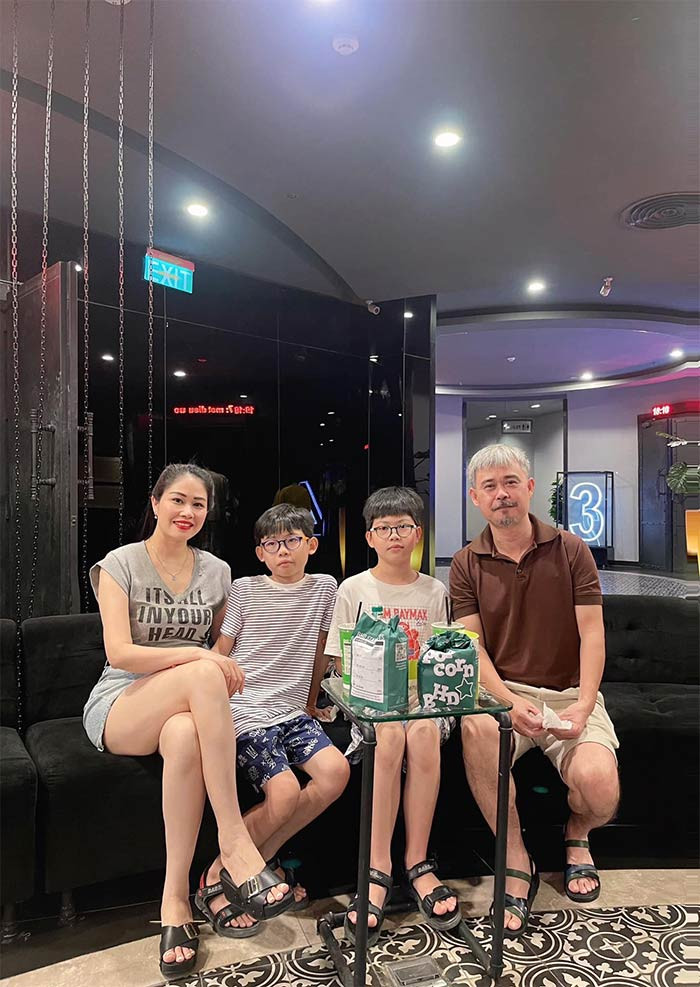 Chính vì áp lực cơm áo gạo tiền, lại là trụ cột gia đình nên dù lúc đó đang là Trưởng đoàn Đoàn biểu diễn 1, Nhà hát Kịch Việt Nam, Vĩnh Xương đã xin thôi việc để chăm sóc con cái và kinh doanh. (Ảnh: FB Tăng Minh Nguyệt)