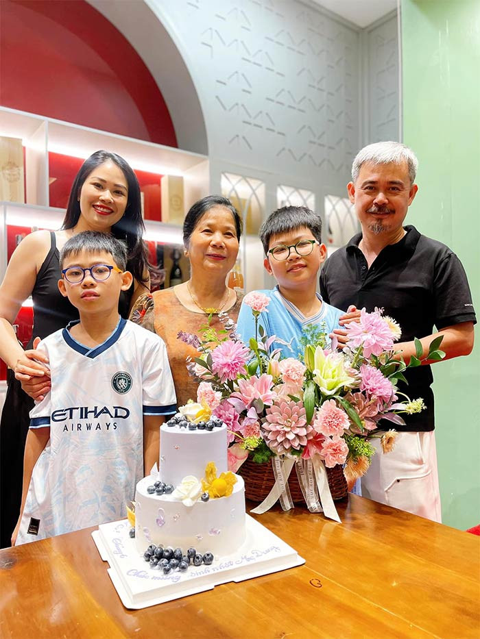 "34 tuổi tôi lấy vợ và tới tận 39 tuổi tôi mới có con, lại sinh đôi, áp lực về kinh tế rất lớn, cộng với việc không muốn con quá thiếu thốn. Trong khi đó, làm nghệ thuật quá vất vả về kinh tế. Không phải cũng ai có show diễn vài chục triệu, chúng tôi đi diễn kiếm từng 100-200.000 đồng", Vĩnh Xương chia sẻ. (Ảnh: FB Vĩnh Xương)