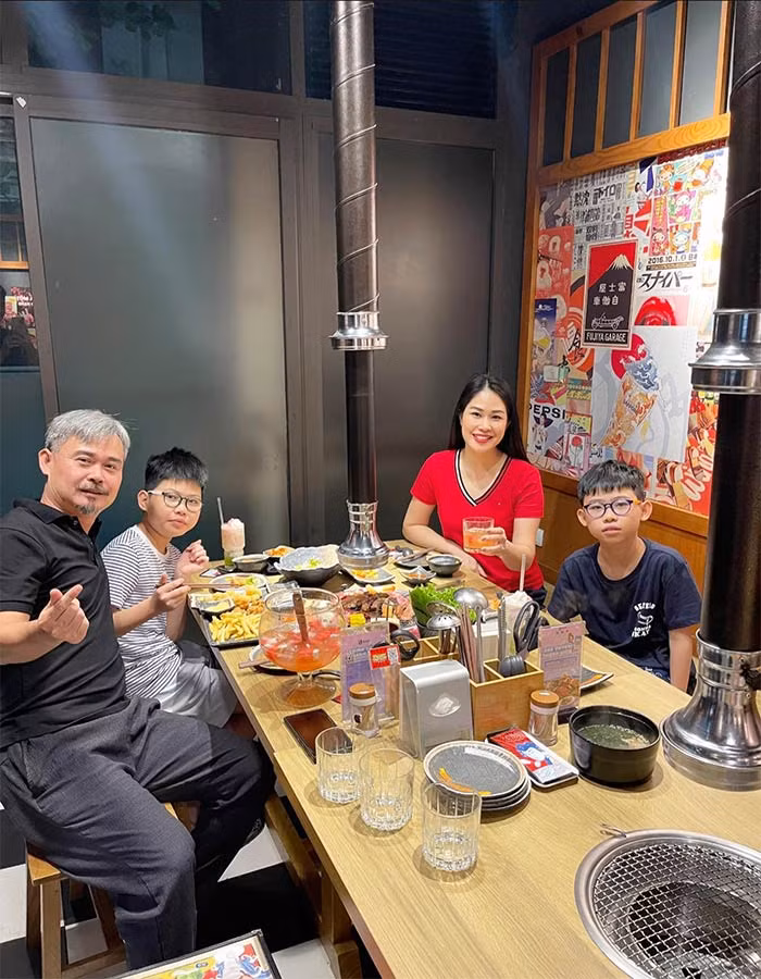 Vợ Vĩnh Xương là Minh Nguyệt, một nhân viên tổ chức sự kiện xinh đẹp và duyên dáng. Cô là hậu phương vững chắc giúp Vĩnh Xương yên tâm vừa kinh doanh vừa làm nghề. (Ảnh: FB Tăng Minh Nguyệt)