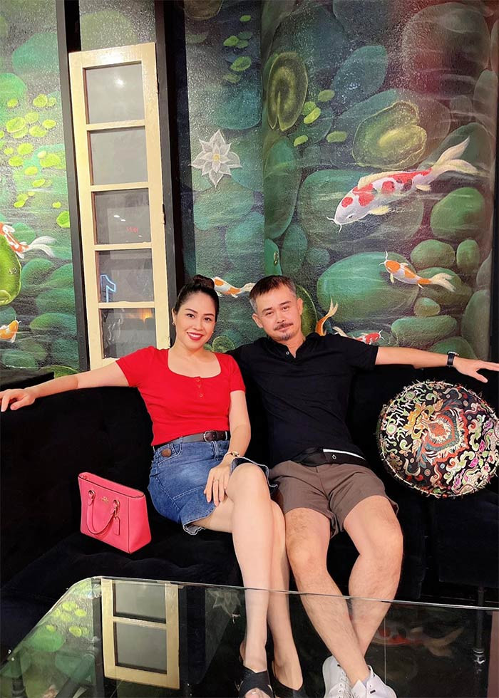 "Tôi thấy hạnh phúc vì tôi có một gia đình hạnh phúc như tất cả mọi người. Tôi được đủ đầy về mặt tình cảm. Còn vật chất thì vô cùng lắm, nhưng với tôi là đủ...", Vĩnh Xương chia sẻ với Dân Việt. (Ảnh: FB Tăng Minh Nguyệt)