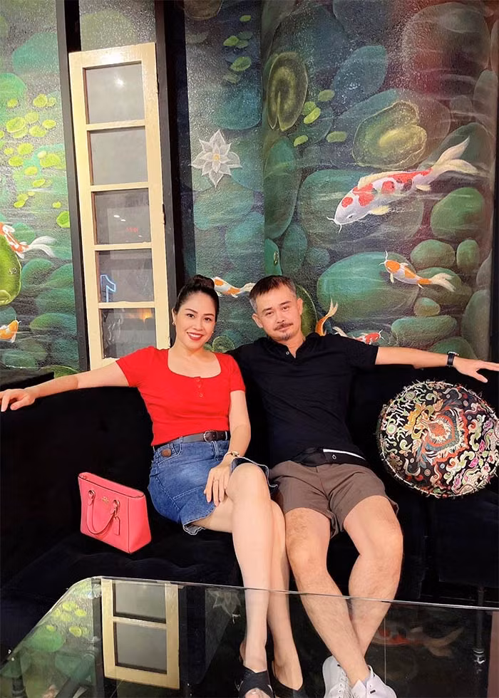 "Tôi thấy hạnh phúc vì tôi có một gia đình hạnh phúc như tất cả mọi người. Tôi được đủ đầy về mặt tình cảm. Còn vật chất thì vô cùng lắm, nhưng với tôi là đủ...", Vĩnh Xương chia sẻ với Dân Việt. (Ảnh: FB Tăng Minh Nguyệt)