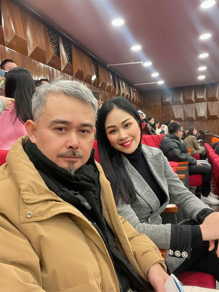 Vĩnh Xương thường xuyên đưa vợ đi xem phim, xem kịch, uống cà phê để hai vợ chồng có thời gian riêng tư. (Ảnh: FB Tăng Minh Nguyệt)