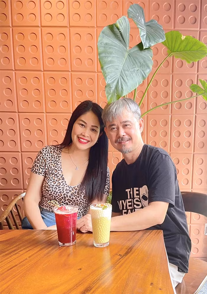 Gần 10 năm trước, anh cùng nam diễn viên Anh Tuấn mở một nhà hàng bánh canh ghẹ. Trước đó cả hai người đã vào TP.HCM để học nghề. Quán ăn ngày càng đông khách, kinh tế gia đình đã ổn định nên hiện tại anh quay trở lại với nghề, tích cực tham gia nhiều phim khác nhau. (Ảnh: FB Tăng Minh Nguyệt)