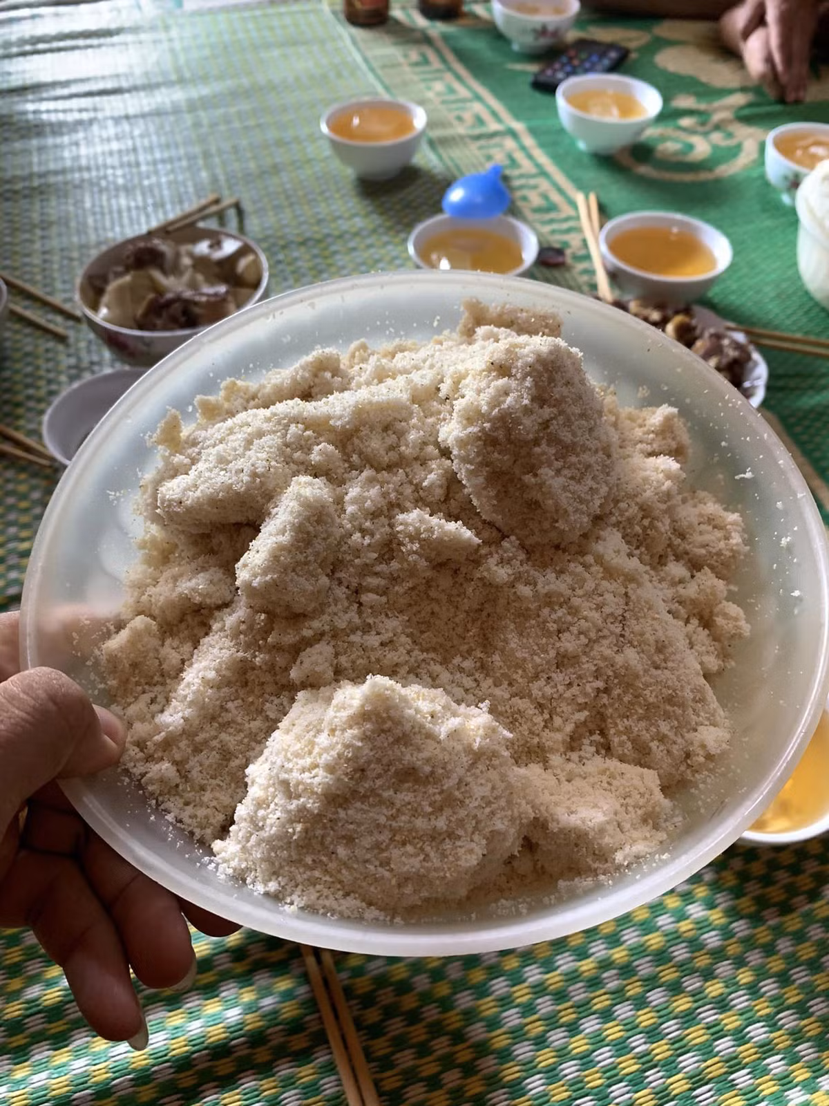 Mèn mén chín có màu vàng ươm, tỏa hương thơm dịu nhẹ của ngô quyện với mùi khói bếp.