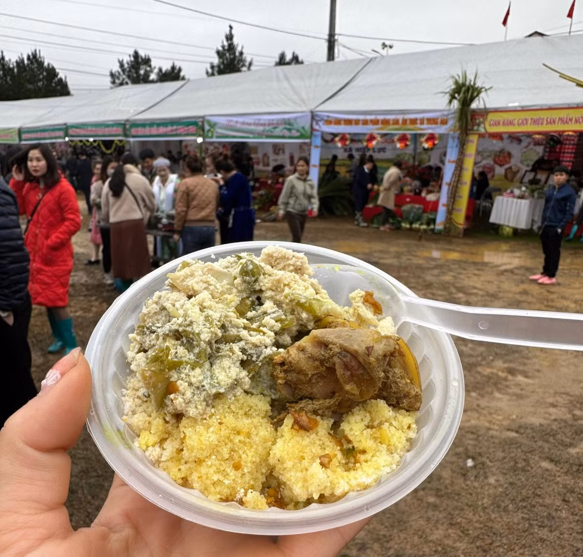 Trong bữa ăn, mèn mén thường được ăn kèm với canh rau cải. Ở các phiên chợ, đồng bào thường ăn mèn mén kèm với thắng cố. Cho đến nay mèn mén vẫn là một trong những món ăn chính của đồng bào trong bữa ăn ngày thường và cả khi lễ Tết.