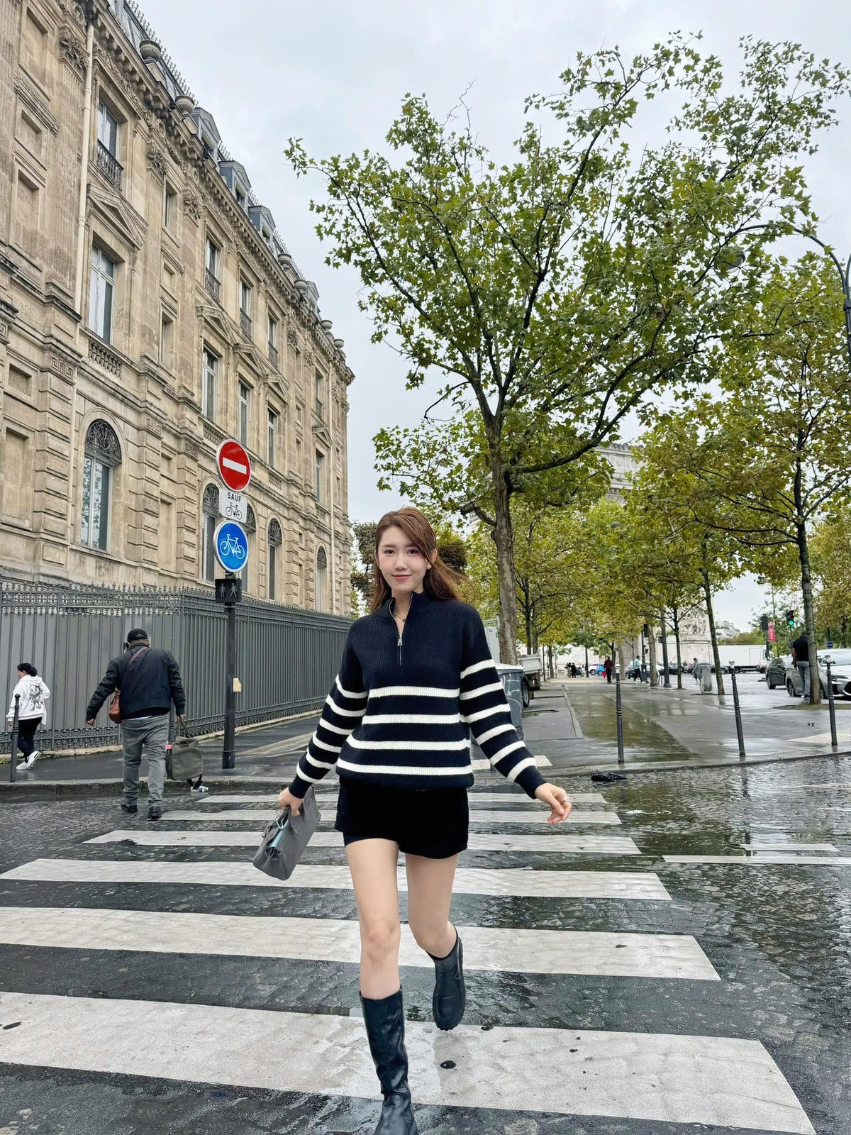 Thuý Ngân dạo phố Paris, cô nàng đến đây tham dự Paris Fashion Week. Ảnh: FB