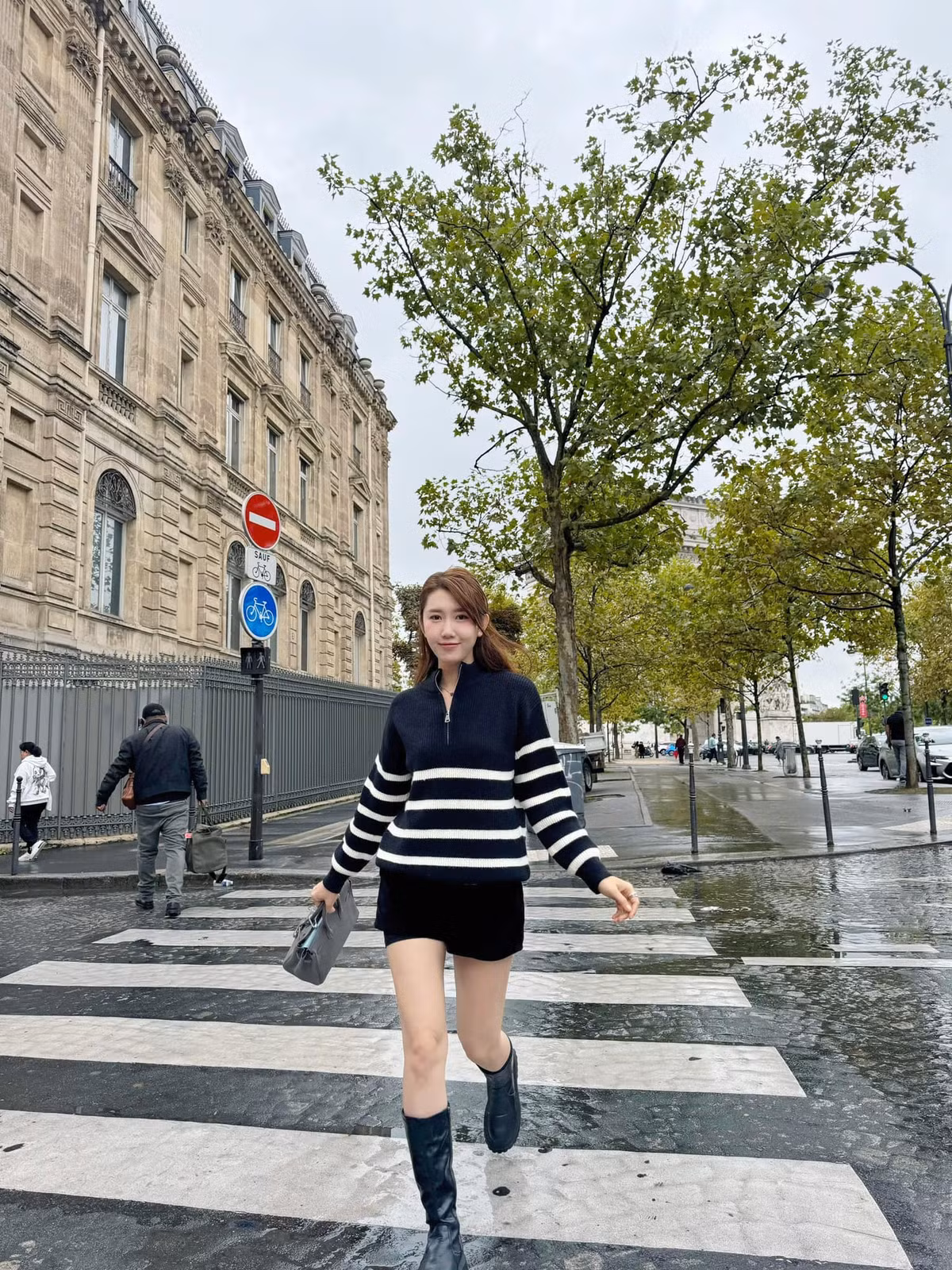 Thuý Ngân dạo phố Paris, cô nàng đến đây tham dự Paris Fashion Week. Ảnh: FB