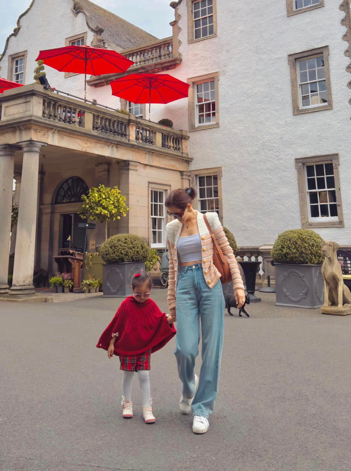 Diễn viên Phanh Lee chụp ảnh cùng con gái ở Scotland. Ảnh: FB Phương Anh Lê