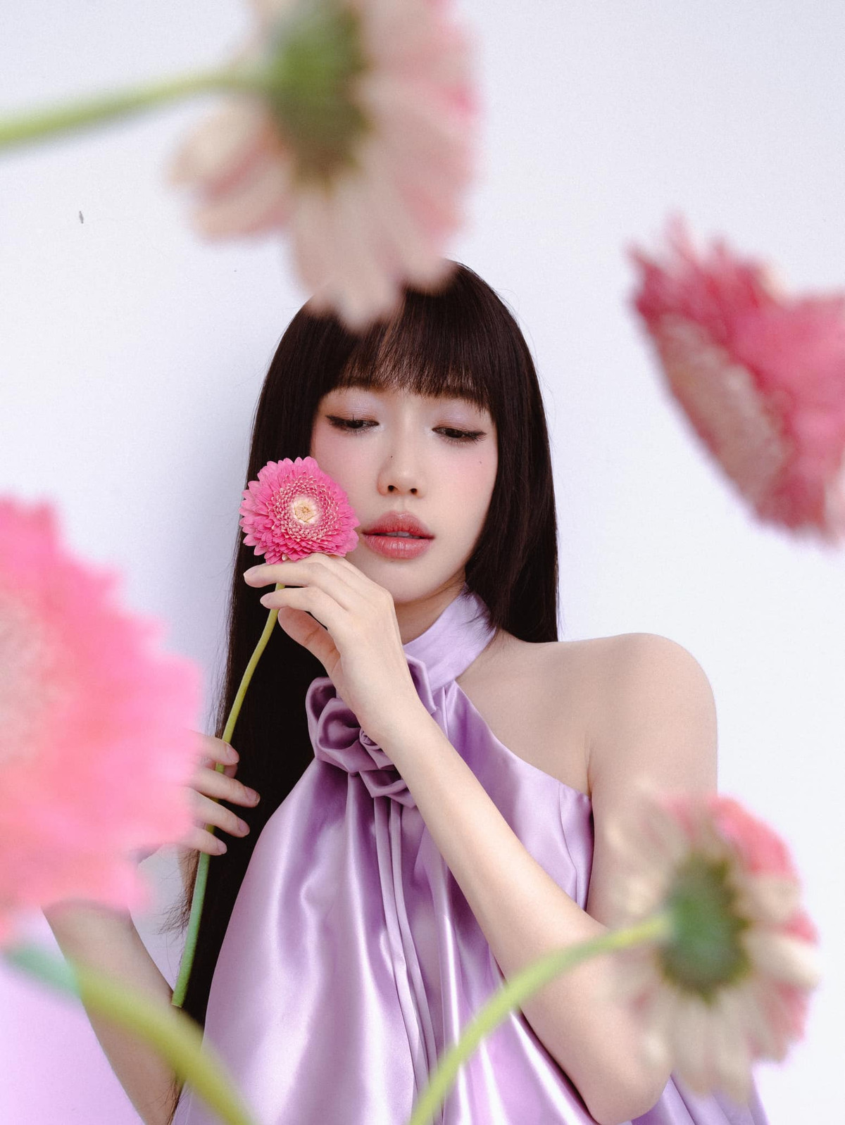 Diệu Nhi thả thính khi chụp ảnh với hoa: "Người ta thì flexing, em không flex vì chỉ xinh!". Ảnh: FB Diệu Nhi