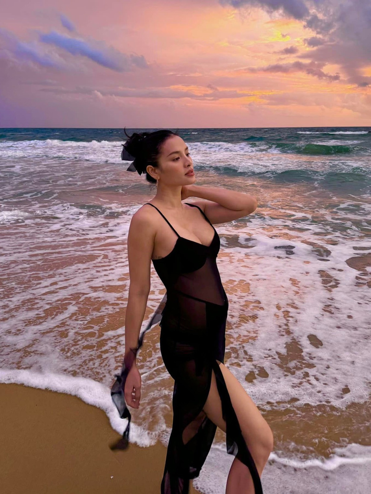 Phương Trinh Jolie khoe bụng bầu, thả dáng trên biển. Ảnh: FB Phương Trinh Jolie