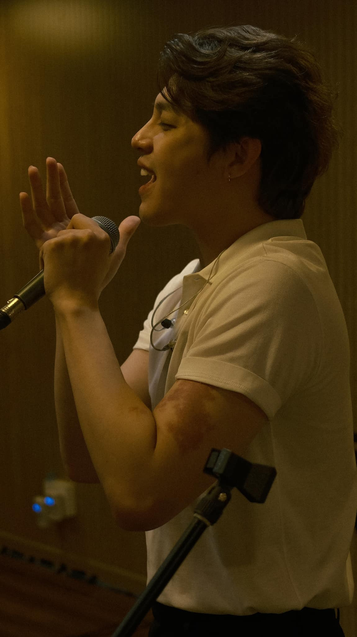 Noo Phước Thịnh luyện giọng trong phòng thu. Ảnh: FB Noo Phước Thịnh