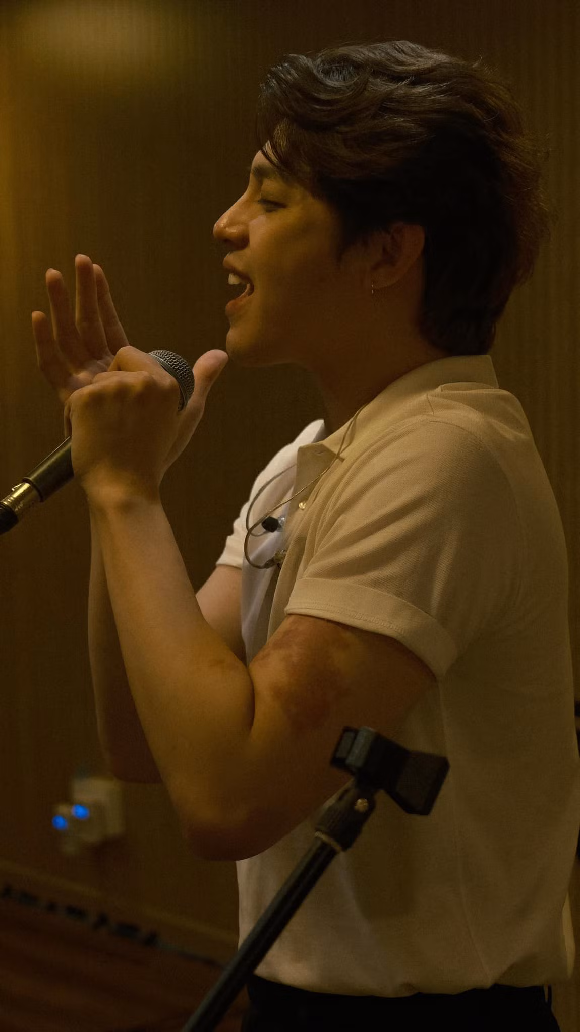 Noo Phước Thịnh luyện giọng trong phòng thu. Ảnh: FB Noo Phước Thịnh