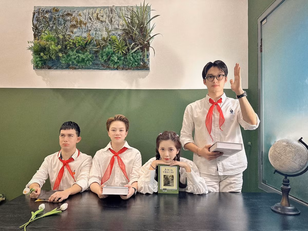 Diễn viên Đình Tú đăng ảnh cùng hội bạn thân hưởng ứng ngày toàn dân đưa trẻ tới trường. Ảnh: FB Nguyễn Đình Tú