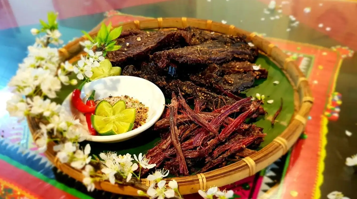 Thịt trâu gác bếp chính là món ăn truyền thống làm nên thương hiệu của đặc sản nổi tiếng Hà Giang, của người dân tộc Thái. Món này được làm từ thịt trâu tươi tẩm ướp gia vị và hun khói trên bếp củi. Thịt trâu gác bếp có vị ngọt đậm đà, dai dai, thích hợp để nhâm nhi cùng chén rượu ngô.