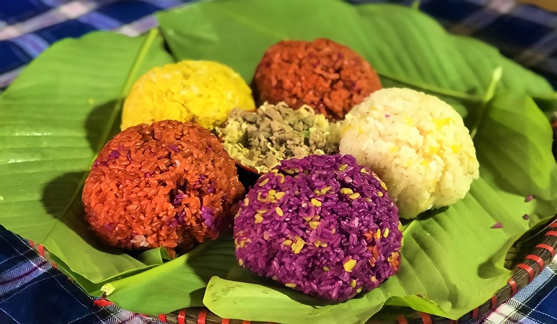 Xôi ngũ sắc là một món ăn không thể thiếu trên mâm cỗ của người dân tộc, trong đó có Hà Giang. Xôi ngũ sắc bắt mắt, khi ăn rất bùi và ngon, thường được người dân tộc mang theo để ăn mỗi khi đi làm nương rẫy.