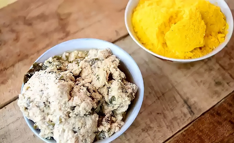 Mèn mén được làm từ ngô giã, là món ăn vô cùng dân dã, được dùng để ăn cùng với canh rau cải hoặc canh thịt. Mới lần đầu ăn có thể bạn sẽ thấy khó ăn bởi hương vị của nó nhưng chắc chắn càng ăn sẽ càng ghiền.